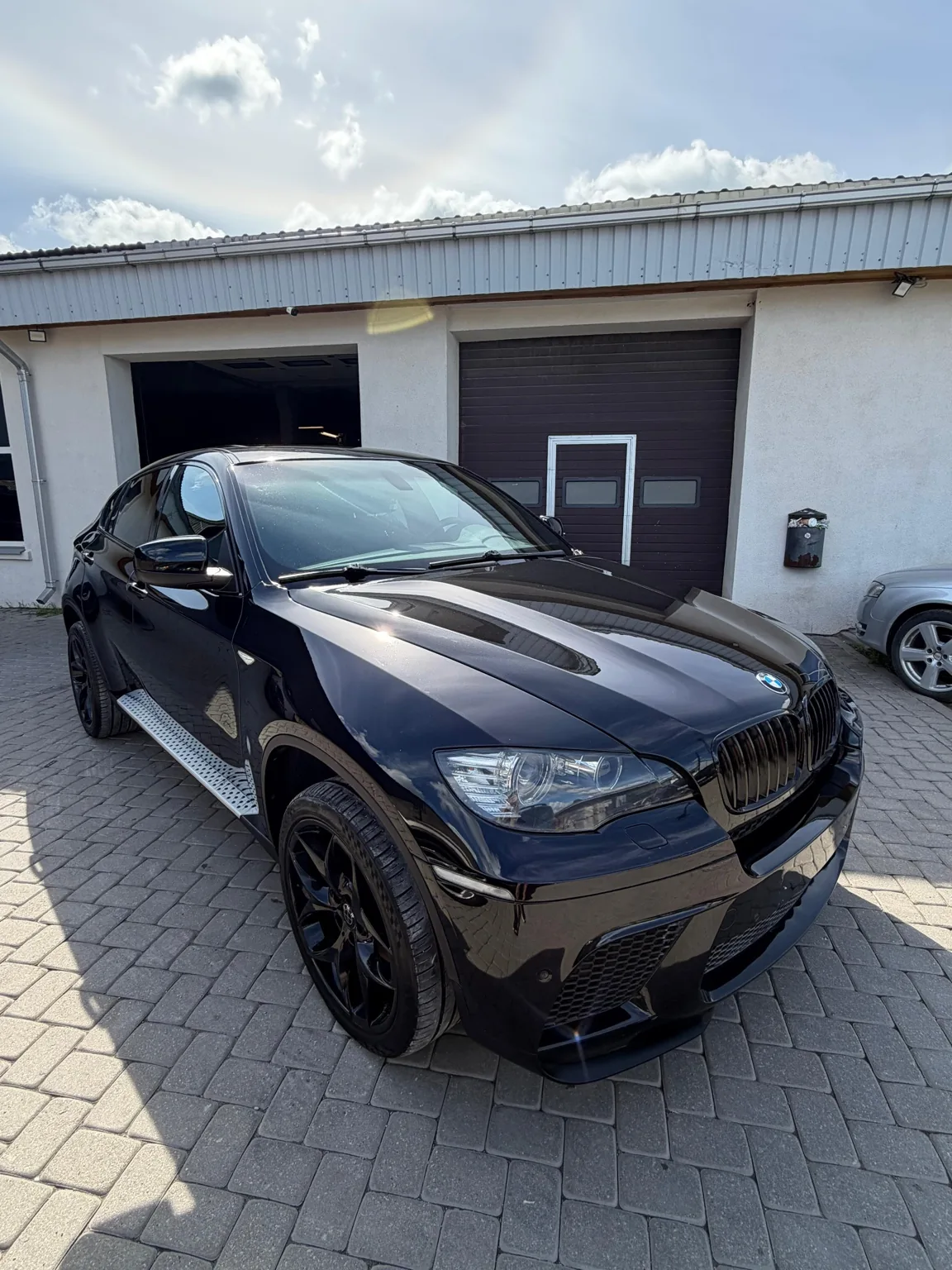 Melns BMW X5 pēc Shine by Linda auto kopšanas